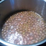 Freshly shelled black eyed peas simmering until tender in water