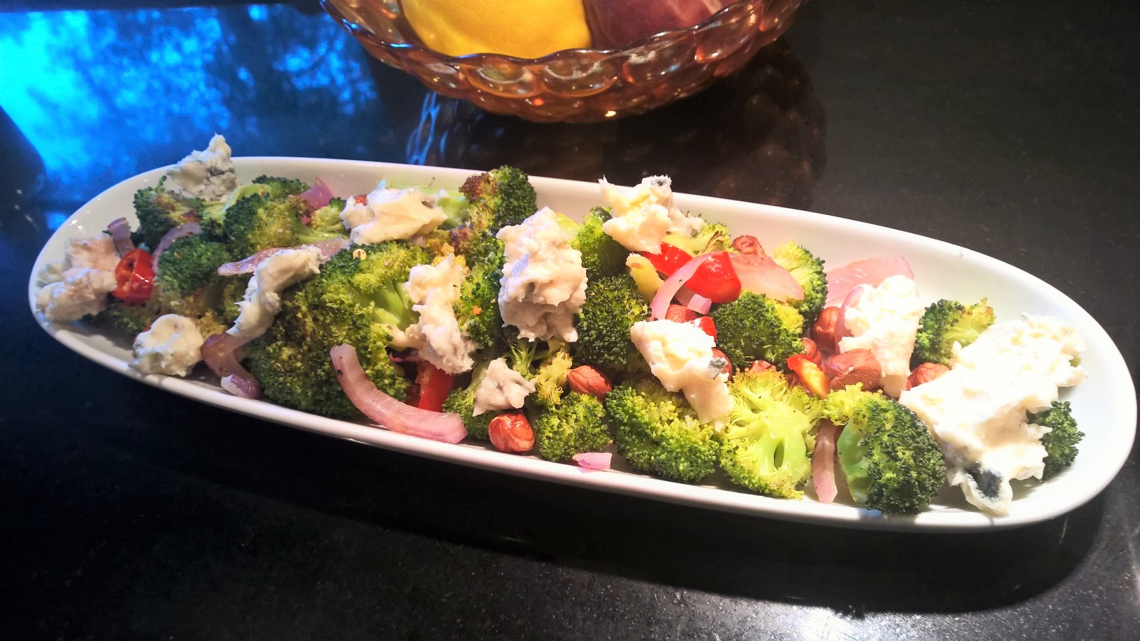 broccoli-with-hazelnuts-red-pepper-blue-cheese